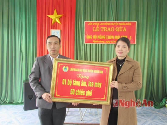Liên đoàn Lao động huyện Nghĩa Đàn tiến hành trao hỗ trợ trang thiết bị từ quỹ “Hỗ trợ xây dựng nông thôn mới” cho nhà văn hoá xóm 5 xã Nghĩa Hưng và xóm Đồng Sằng xã Nghĩa Hội