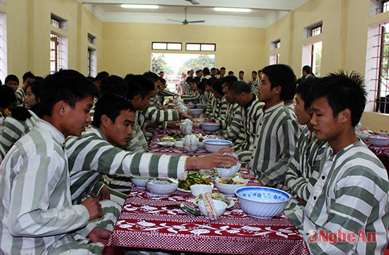 140 phạm nhân đang thi hành án tại Trại tạm giam công an tỉnh quây quần bên những mâm cơm đầy ắp hương vị Tết