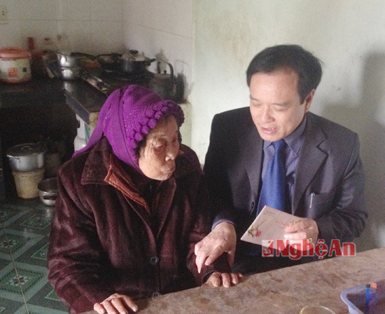 Đ/c Hồ Phúc Hợp trao quà Tết cho bà Thái Thị Tứ tại xã Đồng Thành (Yên Thành) là người có công với cách mạng, có cuộc sống đơn thân được Nhà nước hỗ trợ tiền trợ cấp hàng tháng.