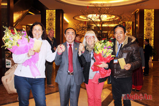 Đại dieenjsowr VHTT &DL tỉnh tặng hoa chào đón đoàn tại Khách sạn Mường Thanh Sông Lam