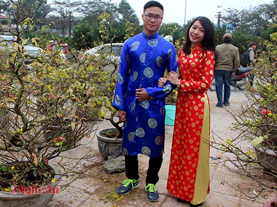Và không thiếu các chàng trai háo hức mặc áo the “tháp tùng” các bạn gái.