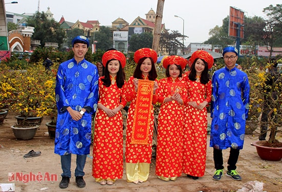 Để thực hiện được bộ ảnh Tết độc đáo này các bạn trẻ thuê giá trọn gói dịch vụ dao động khoảng 300.000 nghìn (bao gồm thuê áo dài, trang điểm, chụp và làm 20 tấm ảnh).
