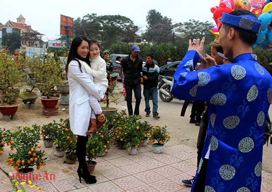 Chợ hoa xuân còn là nơi lưu giữ những khoảnh khắc đẹp cả nhiều gia đình vào dịp Tết đến, xuân về