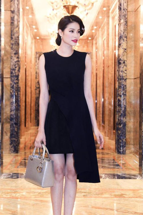 Phạm Hương cũng sở hữu túi Lady Dior da bê màu bạc với họa tiết răng cưa thuộc bộ sưu tập Xuân Hè 2015. Mẫu túi này có giá chưa thuế khoảng 93 triệu đồng.
