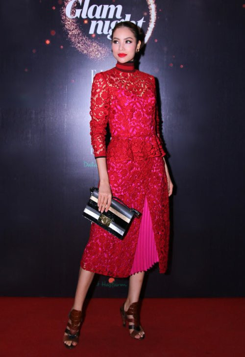 Trong sự kiện khác, Phạm Hương chọn bộ đầm đỏ với phần chân xẻ có giá hơn 100 triệu đồng. Túi xách tay và giày của cô cũng được 