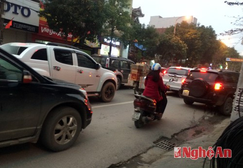 Là trung tâm của Bắc Trung bộ, ngày giáp tết, phương tiện giao thông từ các tỉnh, thành phố cũng như các huyện trong tỉnh đổ về nhiều; Lượng phương tiện ở thành phố Vinh tăng đột biến.