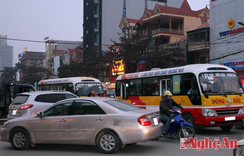 Trong khi đó, cơ sở hạ tầng của thành phố chưa đáp ứng được nên gây ra hiện tượng tắc đường, kẹt xe cục bộ vào giờ cao điểm đầu buổi sáng, cuối giờ chiều. Ngã 3 đường Lê Lợi là một điểm nóng xảy ra tắc cục bộ.