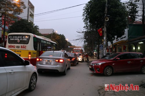 Dòng xe nối đuôi nhau bất tận; Một chiếc ô tô từ đường Cây Xanh chờ trên 10 phút vẫn chưa thể hòa vào dòng xe trên đường Nguyễn Văn Cừ.