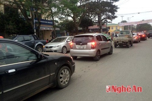 Nguyên nhân kẹt xe ở thành phố Vinh ngày giáp Tết có rất nhiều, một trong số đó là đời sống ngày càng nâng lên, rất nhiều người dân thành phố sắm được ô tô.