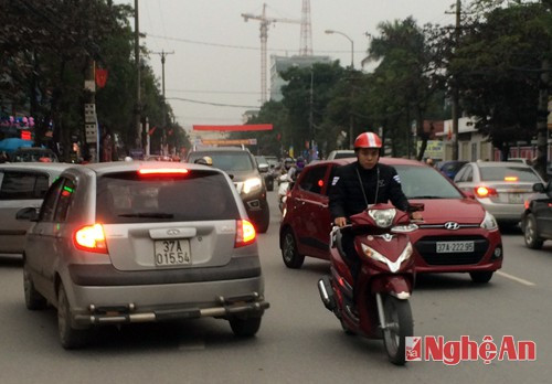 Phương tiện tăng nhưng ý thức tham gia giao thông chưa tương xứng. Giao thông thường xuyên hỗn loạn trên đường Nguyễn Thị Minh Khai.