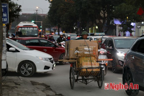 Tết về, vào mùa của xe thô sơ vận chuyển hàng hóa. Loại xe cồng kềnh này đã gây cản trở giao thông.