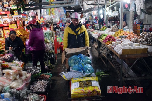 Vận chuyển hàng hóa phục vụ tết tại chợ Con Cuông