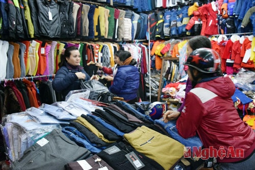 Quầy bán quần áo trong chợ Con Cuông những ngày cận tết vẫn không đông khách