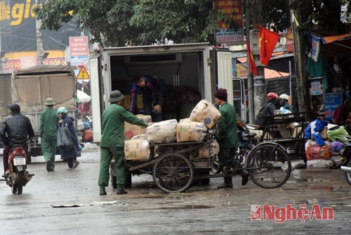 Hàng hóa tập kết tại chợ Đô lương