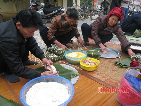 Tiết mục gói bánh chưng của thôn Yên Thọ, xã Quỳnh Thuận