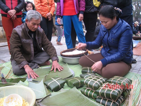 Màn gói bánh chưng của thôn Phủ Yên, đội đã dành giải cao tại mùa thi năm trước