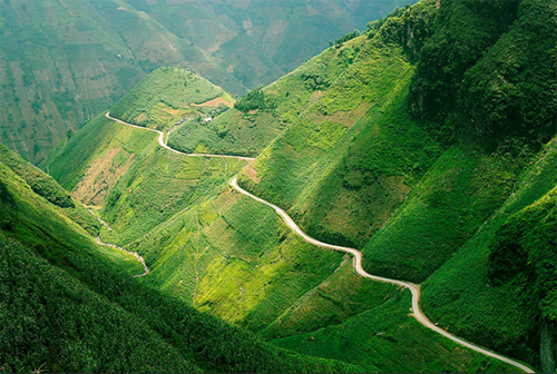 Cung đèo uốn quanh đỉnh núi Mã Pí Lèng cao tới 2000m, nối liền thị xã Mèo Vạc với thành phố Hà Giang, Đồng Văn.