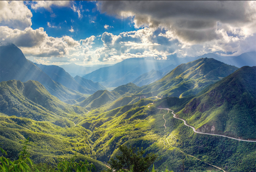 Con đèo dài khoảng 50km, nằm trên tuyến quốc lộ 4D, nối liền hai tỉnh Lai Châu và Lào Cai.