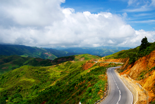 Đèo có chiều dài 32km, với đỉnh đèo cao tới 1.1648m nằm trên quốc lộ 6.