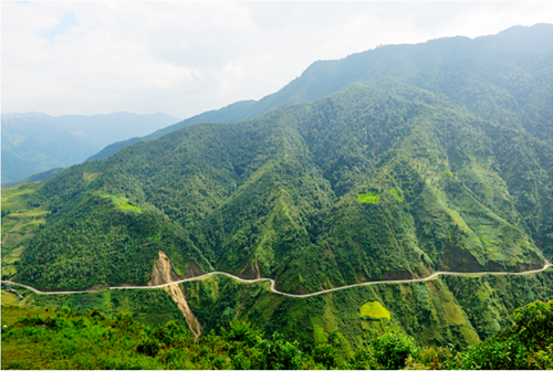 Đèo nằm ở độ cao từ 1200m - 1500m, với khí hậu mát mẻ quanh năm.