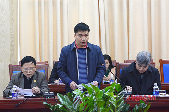 Đồng chí Nguyễn Văn Nam - Giám đốc Trung tâm Xúc tiến đầu tư báo cáo các nội dung chuẩn bị Hội nghị gặp mặt các nhà đầu tư Xuân Bính Thân 2016.