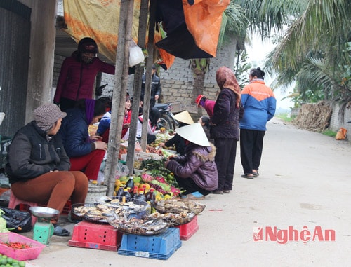 Chợ ở quê chỉ đơn giản là những gian hàng nhỏ bán hàng ngay cạnh đầu làng hoặc ngõ nhỏ. 