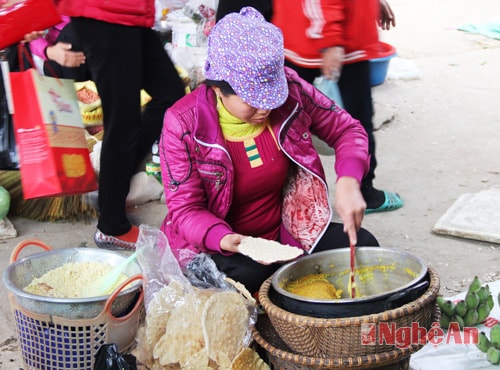 Chợ Tết ở quê không thể thiếu những món bánh dân dã, đặc trưng của quê hương. 