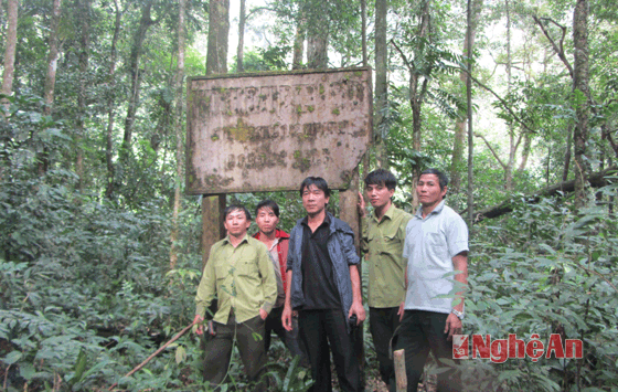 Bên biển báo vùng biên giới Việt Lào.
