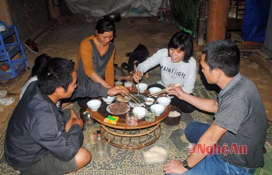 Rêu đá cũng xuất hiện trong bữa cơm gia đình của người Thái và mùa thu đến mùa xuân sang năm là thời gian suối mọc nhiều rêu đá.