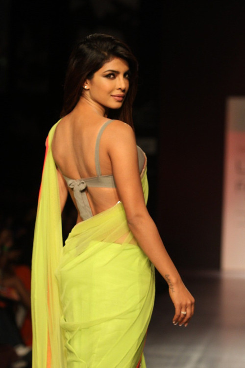 Trang phục sari tôn vẻ đẹp pha chút huyền bí của diễn viên.