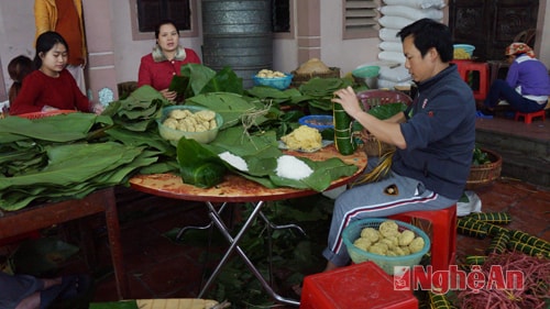 Riêng dịp cúng ông Táo (23 tháng chạp) số lượng bánh được đặt gói lên đến 3000 chiếc. Còn những ngày sát tết, trung bình một ngày gói từ 1000 đến 1500 chiếc bánh. Gia đình bà Hường phải huy động hơn 20 người gói, chủ yếu là người thân trong gia đình nhưng vẫn không đủ cung ứng cho khách hàng đặt bánh.