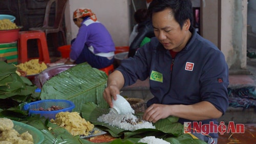  Người gói bánh phải khéo léo và có kinh nghiệm trong việc bỏ nhân, đổ nếp và cuốn lá thì bánh mới có hình dạng đẹp và nhân không bị tuồn ra ngoài.