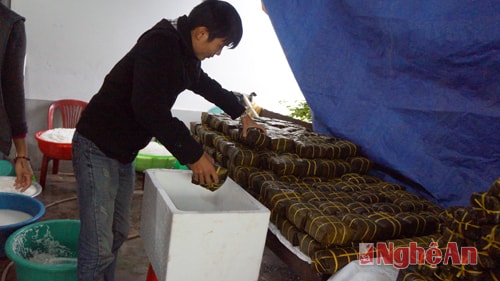 Với 25 năm gắn bó với nghề, ông Võ Văn Minh (54 tuổi) chia sẻ: “Gia đình tôi gói bánh từ ngày 20 âm, vì đó là thời gian những người xa quê họ đặt bánh về làm quà, cúng ông táo…Năm nay cái gì cũng đắt đỏ nên số vốn bỏ ra lớn, vậy nên giá bánh cũng đắt hơn so với năm ngoái”