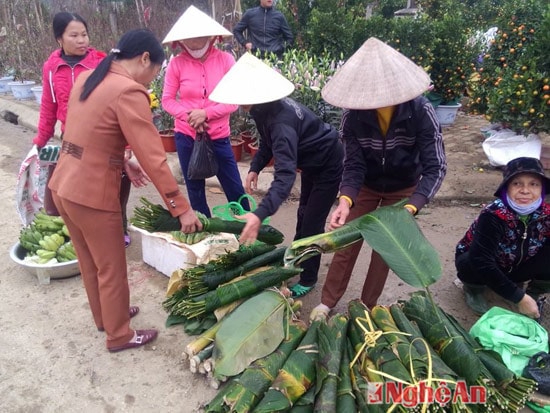 Người dân mua lá dong về gói bánh. Ảnh Quỳnh Trang