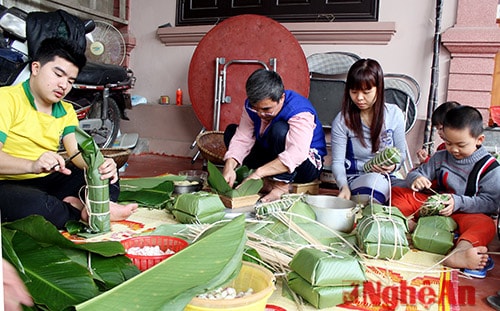 Việc gói bánh chưng Tết sẽ đem lại cho gia đình những chiếc bánh thơm ngon theo ý muốn, còn là hình thức giáo dục nét đẹp truyền thống dân tộc cho các thế hệ.