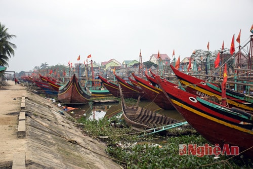 Đến sáng ngày 27 tết, tàu thuyền đã ken kín sông Bùng (Diễn Châu) ngư dân nghỉ ăn tết.