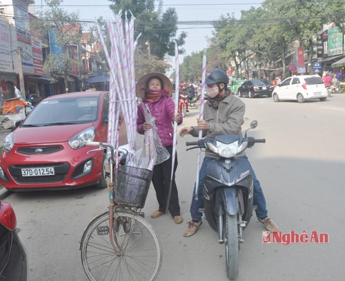 Những người bán hương dạo tranh thủ kiếm thêm thu nhập trong ngày 29 tết