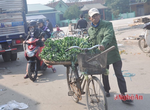 Ước mong bán được hết hàng của người đàn ông