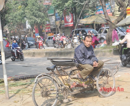 Thẫn thờ chờ đợi người gọi đến chở thuê