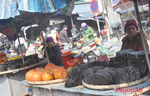 gấc và bánh đa là hàng bán khá chạy trong ngày 29 tết