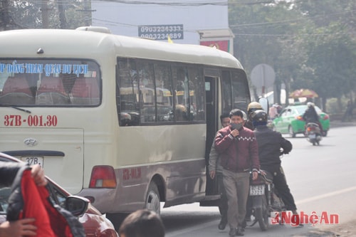 Tại bến xe Vinh, những người hành nghề xe ôm vẫn kiên trì chờ đợi những chuyến xe chở khách  cuối cùng 