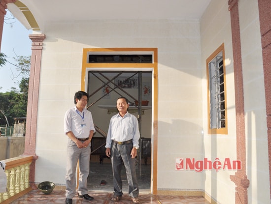 Đến thăm gia đình ông Nguyễn Đình Trọng - Bí thư Chi bộ xóm 16 đúng lúc ông đang hướng dẫn cho thợ sửa lại nhà chuẩn bị đón Tết.
