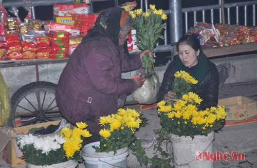 Những hàng bán đồ lễ vẫn mở cửa để đón khách đi lễ Chùa trong đêm giao thừa