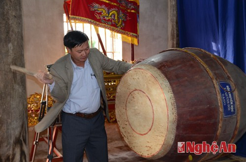 Chủ tịch UBND xã Quỳnh Đôi đánh trống khai bút đầu Xuân mới.