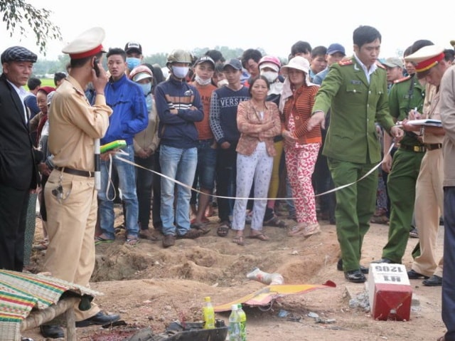 Lực lượng công an đang điều tra nguyên nhân vụ tai nạn. Ảnh: N.TRẦN