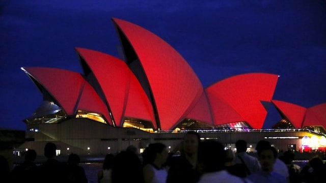 Nhà hát Opera ở thành phố Sydney cũng chuyển sang màu đỏ để chào đón ngày lễ quan trọng bậc nhất cho cộng đồng những người dân châu Á ở đất nước Australia. Ảnh Reuters.