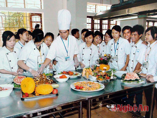 Giờ thực hành chế biến món ăn của sinh viên Trường Cao đẳng nghề Du lịch Thương mại Nghệ An.