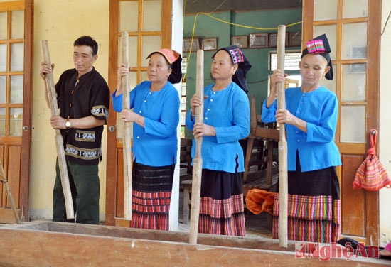 Tiếng chày khắc luống vang lên báo hiệu với toàn bộ dân bản cuộc vui đã bắt đầu, hãy sắp xếp công việc để đến chung vui.