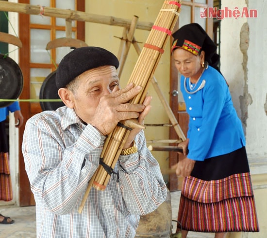 Ngày Tết, với bà con bản Cằng không thể thiếu được tiếng khèn bè. Âm thanh rộn ràng, náo nức, diễn tả những cung bực cảm xúc vui tươi, như tiếng lòng của người dân bản làng khi mùa Xuân đến.