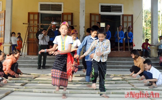 Các cháu nhỏ cùng say mê trong điệu múa sạp nhịp nhàng, uyển chuyển làm cho không khí vui Tết, đón Xuân càng thêm náo nức, vui tươi.